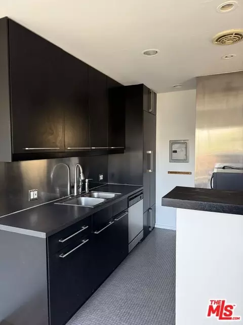Kitchen - 250 3rd Ave, Venice, CA 90291 photo 1 of 1