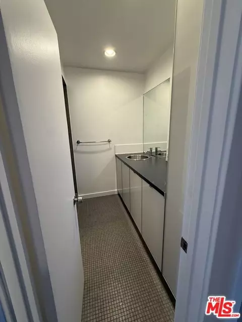 Bath - 250 3rd Ave, Venice, CA 90291 photo 1 of 3