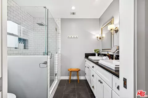 Bath - 644 Hampton Rd, Burbank, CA 91504 photo 1 of 3
