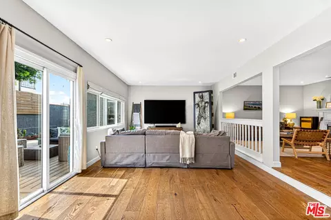 Living - 644 Hampton Rd, Burbank, CA 91504 photo 1 of 2