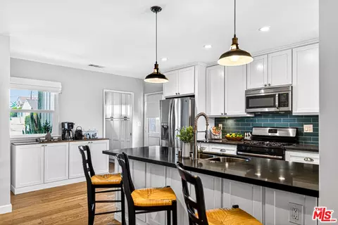 Kitchen - 644 Hampton Rd, Burbank, CA 91504 photo 3 of 4