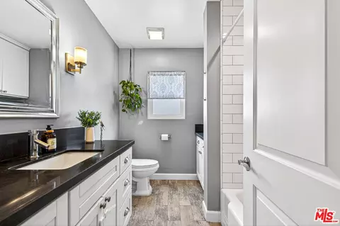 Bath - 644 Hampton Rd, Burbank, CA 91504 photo 2 of 3