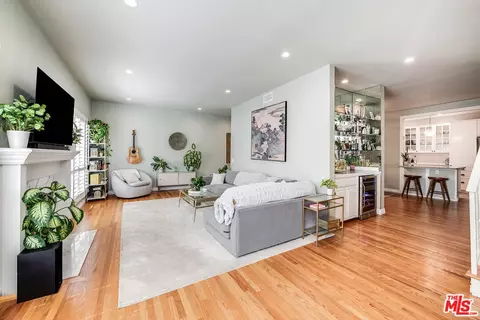 4444 Moorpark Way #202, Toluca Lake, CA 91602