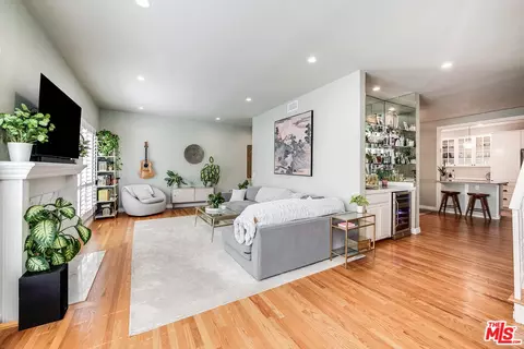 4444 Moorpark Way #202, Toluca Lake, CA 91602