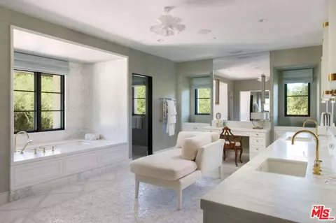 Bath - 1475 E Mountain Dr, Santa Barbara, CA 93108 photo 2 of 4