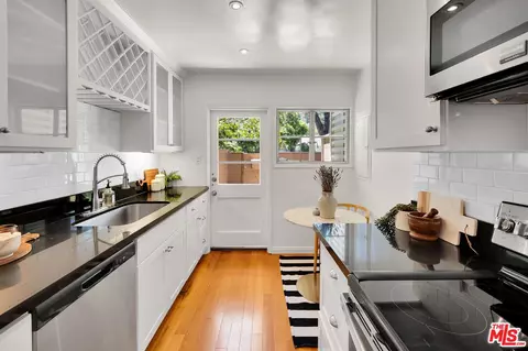 5516 Village Grn, Los Angeles, CA 90016