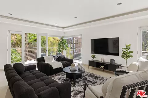3111 Belden Dr, Los Angeles, CA 90068