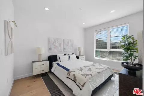 105 S Mariposa Ave #204, Los Angeles, CA 90004