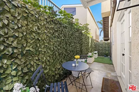 Exterior - 109 Los Robles St, Oxnard, CA 93035 photo 4 of 5
