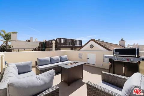 Exterior - 109 Los Robles St, Oxnard, CA 93035 photo 2 of 5