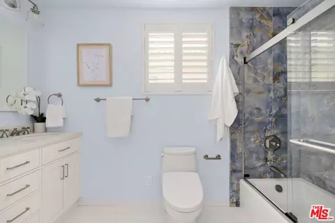 Bath - 109 Los Robles St, Oxnard, CA 93035 photo 1 of 2