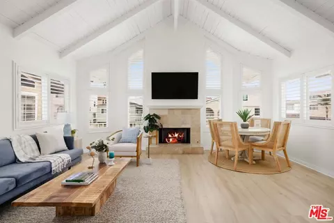Living - 109 Los Robles St, Oxnard, CA 93035 photo 1 of 1