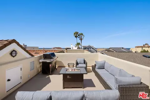 Exterior - 109 Los Robles St, Oxnard, CA 93035 photo 3 of 5