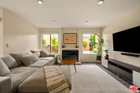100 Hurlbut St #12, Pasadena, CA 91105