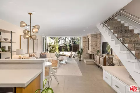 253 S Barrington Ave #D5, Los Angeles, CA 90049