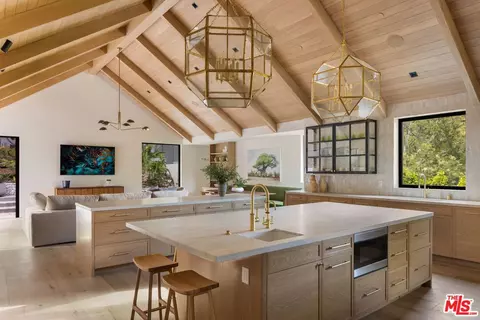 12309 Viewcrest Rd, Studio City, CA 91604