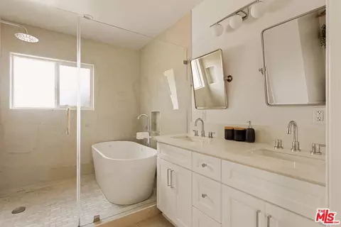 Bath - 6448 Peach Ave, Van Nuys, CA 91406 photo 1 of 3