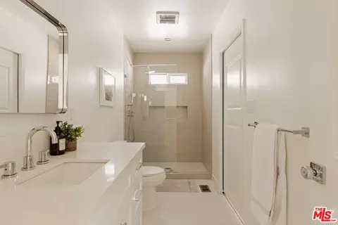 Bath - 6448 Peach Ave, Van Nuys, CA 91406 photo 2 of 3