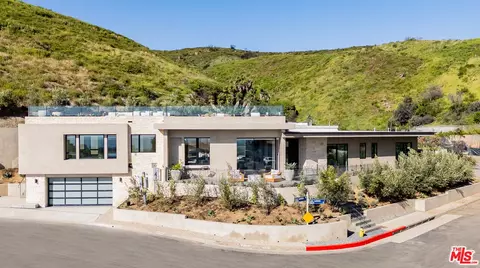 1205 Las Lomas Pl, Pacific Palisades, CA 90272