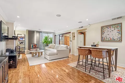 5325 Newcastle Ave #201, Encino, CA 91316
