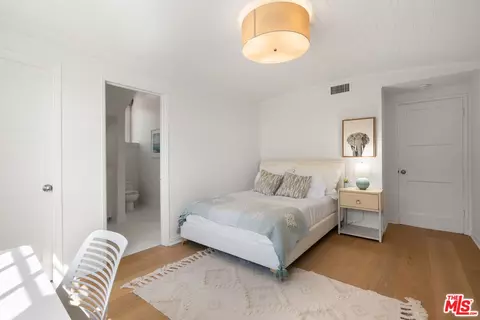 Bedroom - 31202 Broad Beach Rd, Malibu, CA 90265 photo 4 of 5
