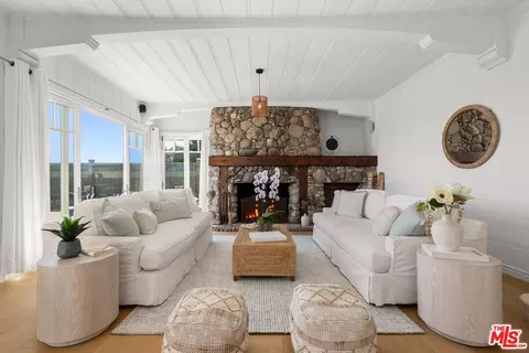 Living - 31202 Broad Beach Rd, Malibu, CA 90265 photo 1 of 2