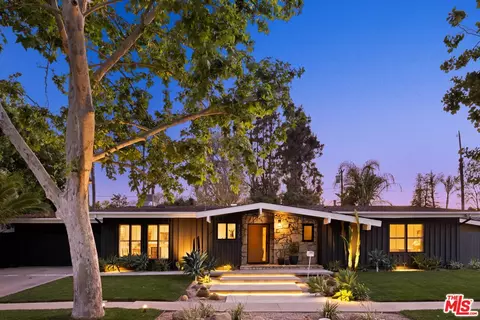 4735 Degovia Ave, Woodland Hills, CA 91364