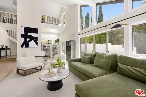 2760 Woodwardia Dr, Los Angeles, CA 90077