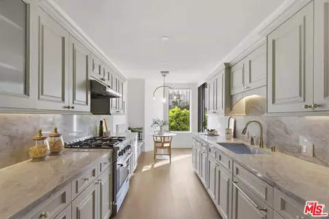 11808 Dorothy St #206, Los Angeles, CA 90049