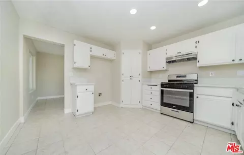 Entry Way - 14414 Laguna Ct, Adelanto, CA 92301 photo 4 of 5