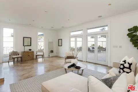 Living - 802 Lees Ave, Long Beach, CA 90815 photo 4 of 4
