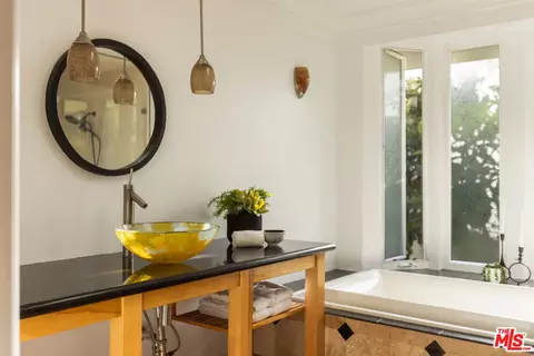Bath - 802 Lees Ave, Long Beach, CA 90815 photo 5 of 8