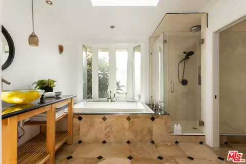 Bath - 802 Lees Ave, Long Beach, CA 90815 photo 3 of 8