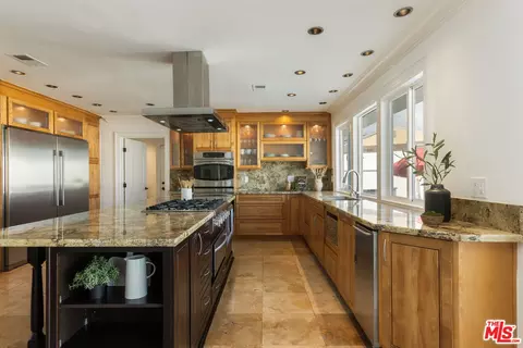 Kitchen - 802 Lees Ave, Long Beach, CA 90815 photo 4 of 10