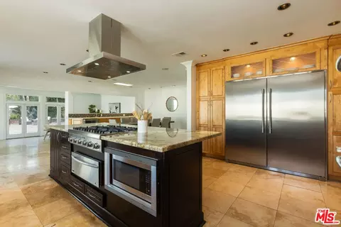 Kitchen - 802 Lees Ave, Long Beach, CA 90815 photo 9 of 10
