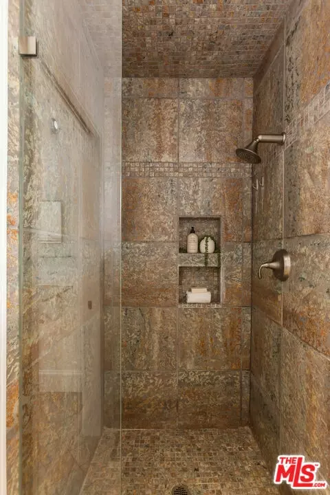 Bath - 802 Lees Ave, Long Beach, CA 90815 photo 2 of 8