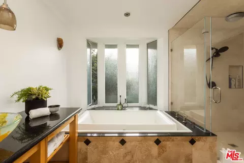 Bath - 802 Lees Ave, Long Beach, CA 90815 photo 7 of 8