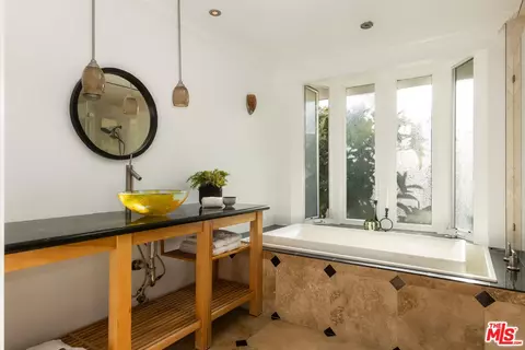 Bath - 802 Lees Ave, Long Beach, CA 90815 photo 4 of 8