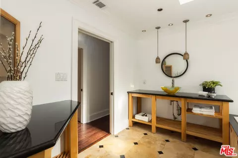 Bath - 802 Lees Ave, Long Beach, CA 90815 photo 6 of 8