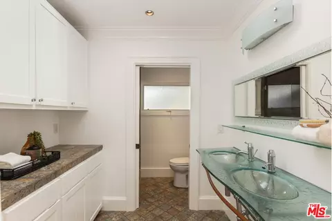 Bath - 802 Lees Ave, Long Beach, CA 90815 photo 1 of 8