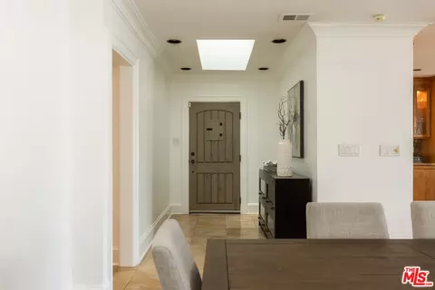 Entry Way - 802 Lees Ave, Long Beach, CA 90815 photo 2 of 2