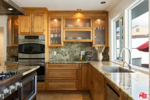 Kitchen - 802 Lees Ave, Long Beach, CA 90815 photo 5 of 10