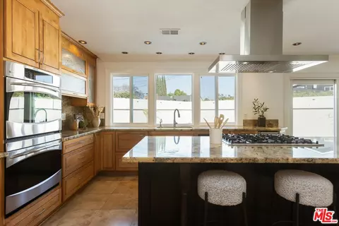 Kitchen - 802 Lees Ave, Long Beach, CA 90815 photo 6 of 10