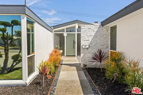 6646 S Bedford Ave, Los Angeles, CA 90056