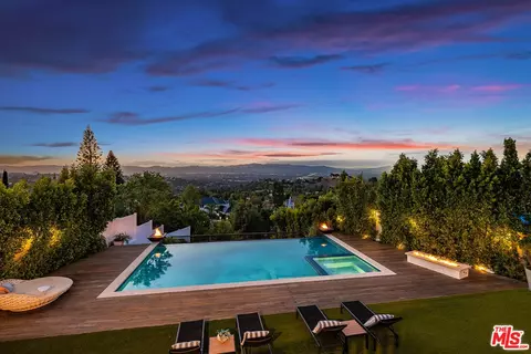 3915 Vista Linda Dr, Encino, CA 91316