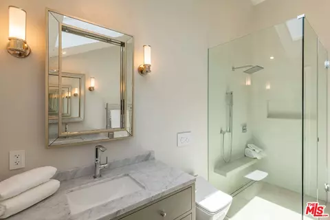 Bath - 29 27th Ave, Venice, CA 90291 photo 2 of 2