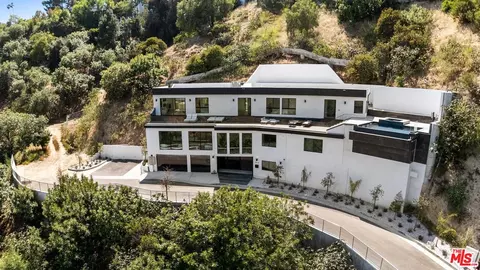 3935 Hopevale Dr, Sherman Oaks, CA 91403