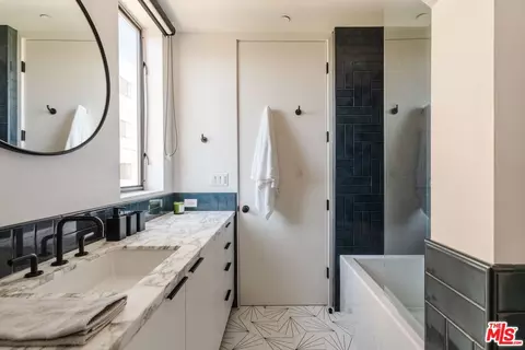 Bath - 2416 Penmar Ave, Venice, CA 90291 photo 4 of 5