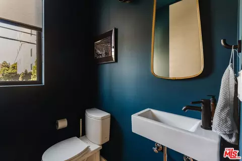 Bath - 2416 Penmar Ave, Venice, CA 90291 photo 5 of 5