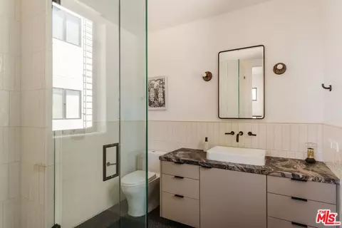 Bath - 2416 Penmar Ave, Venice, CA 90291 photo 3 of 5